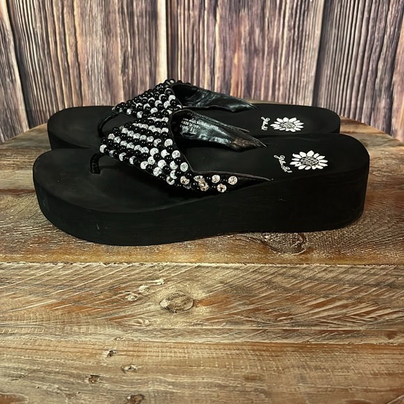 Yellow box Sandals- Size 8.5 - Picture 4 of 5